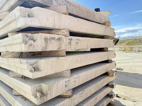 Панель ограждения бетонная (с фартуком) ПО-2М (Масса 2500кг, Д:Ш:В 250см х20см х 300см)